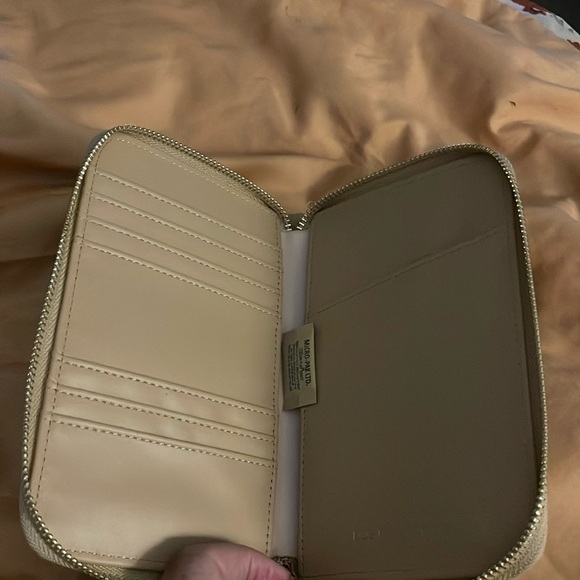 LOST + WANDER Worryfree Passport Wallet NWT with‎ detachable wristband. - Picture 4 of 9